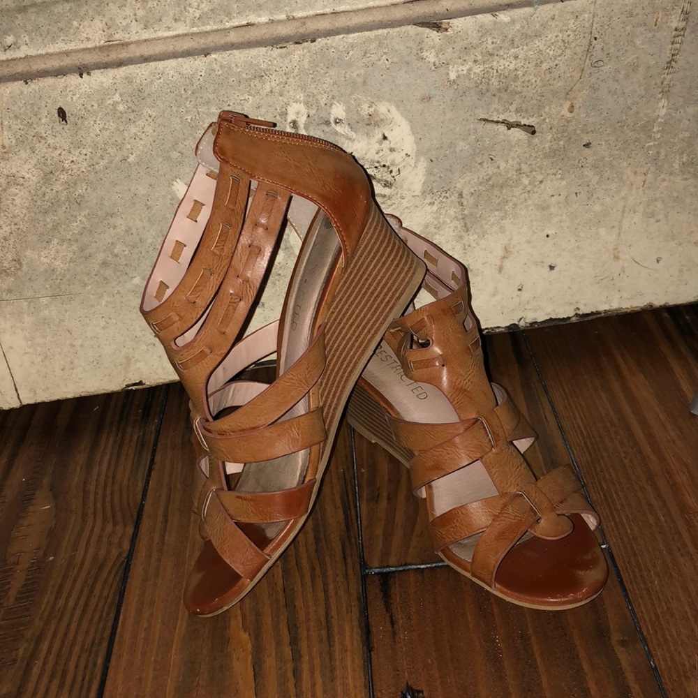Low-wedge sandals